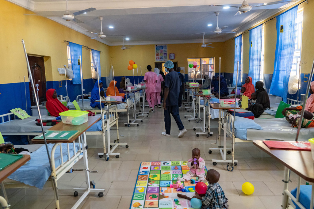 Des patients sont traités dans un centre de stabilisation nutritionnelle à Bama, dans le nord-est du Nigéria.